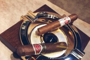 gia-san-pham-gat-tan-cigar-cohiba Gạt tàn Cohiba 4 điếu LB-043 có giá phải chăng